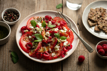 Salade estivale tomates et fruits nectarine framboises