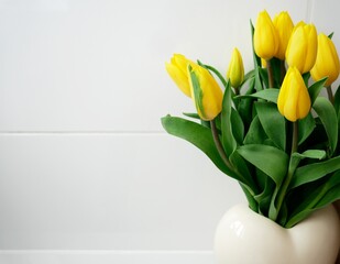 Strauß gelber Tulpen mit weißen Kacheln