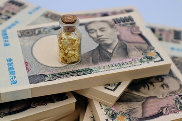 日本の紙幣と金箔
