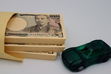 封筒に入った日本の紙幣と車