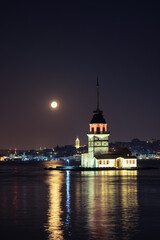 Obraz premium Maiden's Tower and Galata Tower at night with full moon.