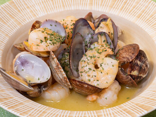 アサリと海老の酒蒸し料理。バター入り。