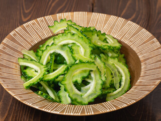 沖縄野菜のゴーヤ。サラダ用にスライスしたゴーヤ。