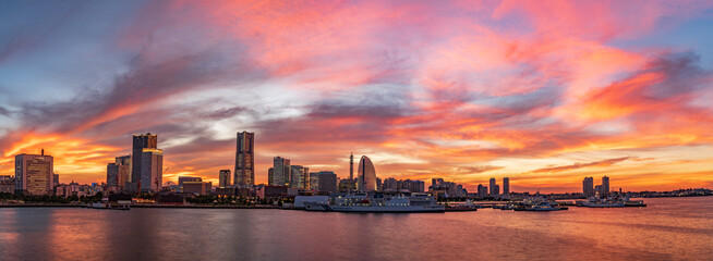 神奈川県・横浜みなとみらい21地区の夕景
【Panoramic view of Yokohama...