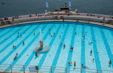 Foto op Canvas Plymouth, Devon, England, UK. 2021. Overview of Tinside Lido on Plymouth  seafront, Historic art deco style and voted in top ten outdoor pools in Europe. Outdoor salt water swimming pool. © petert2