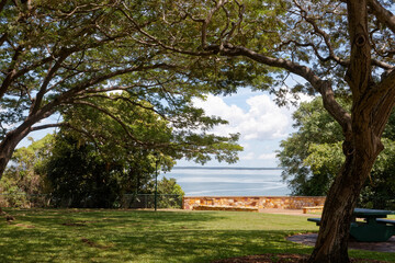 Park miejski w Darwin, NT, Australia. Widok na Fannie Bay.