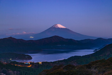 夜明けの富士山と芦ノ湖　神奈川県足柄下郡箱根町の富士見峠近辺にて