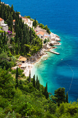 クロアチア　ターコイズブルー色のドゥブロヴニクの海岸沿いの海