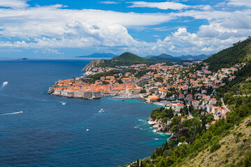 Obraz premium クロアチア ドゥブロヴニクの旧市街の街並みと綺麗な海