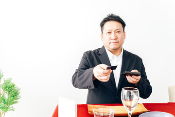 レストランでクレジットカード決済をする男性