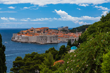 Fototapeta na wymiar クロアチア　ドゥブロヴニクの旧市街の街並みと城壁