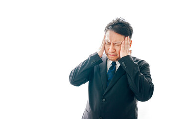 頭痛に苦しむスーツを着た中年男性