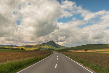 Landstra&szlig;e in der Vulkanlandschaft Hegau mit Blick auf den Hohenhewen, Landkreis Konstanz, Baden-W&uuml;rttemberg, Deutschland 