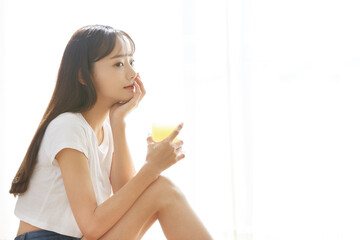 果物ジュースを飲む健康的な若い女性