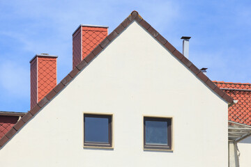Fototapeta na wymiar Weisses Wohngebäude, Dach, Schornsteine, Seitenansicht, Bremerhaven, Deutschland
