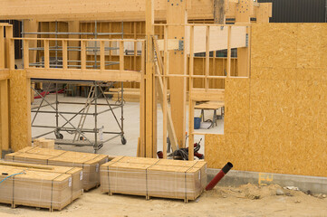 Shell construction of a building made of solid wood and OSB panels in lightweight construction
