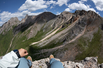 Naklejka premium Hiker on high altitude mountain top enjoy the view