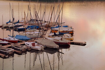 Fototapeta na wymiar Idyllischer Sonnenuntergang im Yachthafen am Rursee