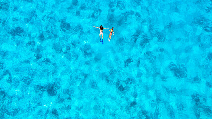 Jóvenes haciendo esnórquel en las playas cristalinas de Formentera. - obrazy, fototapety, plakaty