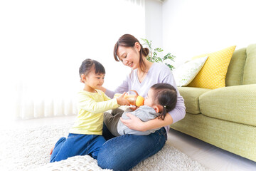 赤ちゃんのいる幸せな家族