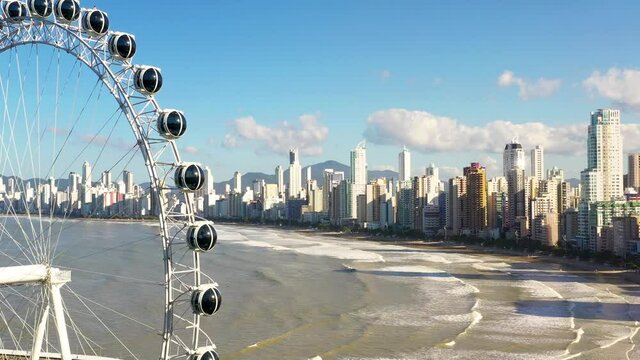 Aerial view of ferris wheel, touristic attraction at Balne&aacute;rio Cambori&uacute;, Brazil.