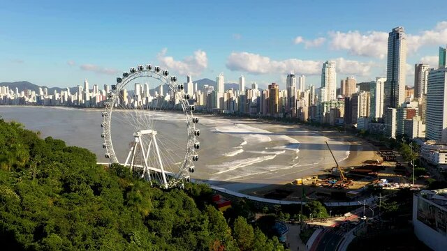 Aerial view of ferris wheel, touristic attraction at Balne&aacute;rio Cambori&uacute;, Brazil.