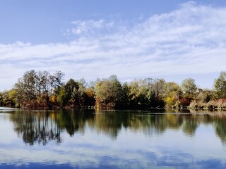Fototapeta na wymiar Beautiful lake in autumn