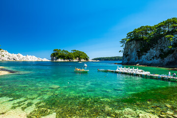 夏の青空と岩手県宮古市の浄土ヶ浜