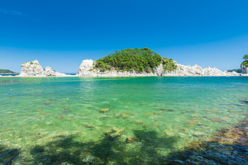 Fototapeta premium 夏の青空と岩手県宮古市の浄土ヶ浜