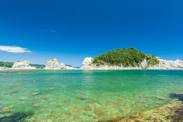 Naklejka premium 夏の青空と岩手県宮古市の浄土ヶ浜