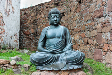 Buddha sitz und meditiert / Budda is sitting and meditating