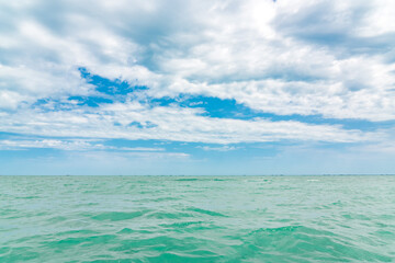 Fototapeta na wymiar Sea with turquoise water and blue sky