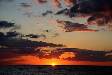 Naklejka premium Dramatischer Sonnenuntergang an der Ostsee im Herbst