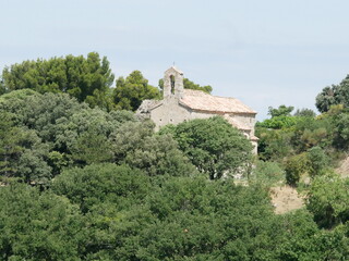 Chapelle sur le flanc d'une colline 