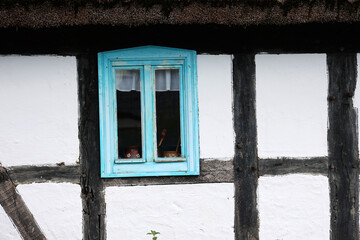 Stara wiejska chata na terenie wiejskim. - obrazy, fototapety, plakaty