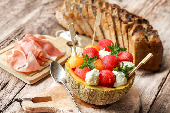 billes de melons , past&egrave;ques et mozzarella avec jambon de pays en chiffonnade