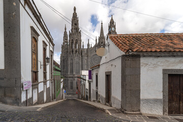 Obraz premium cityscape. view of the church San Juan Bautista de Arucas. Gran Canaria. Spain