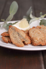 Primo piano di un piatto con sardine fritte