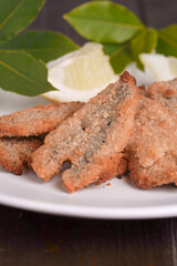 Primo piano di un piatto con frittura di pesce 