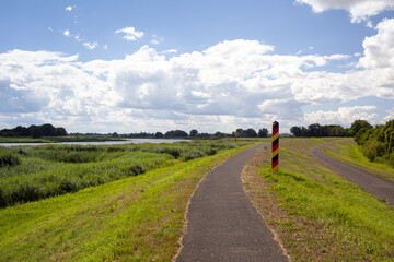 Niemiecka granica państwowa z Polską, widoczne szlaki rowerowe oraz rzeka graniczna Odra © qrrr