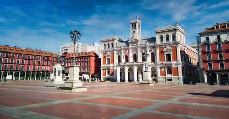 Plaza mayor de Valladolid con el ayuntamiento un día soleado de agosto