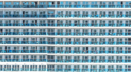 Vue de cabines balcon sur un navire de croisière.	