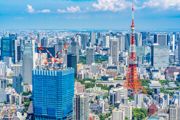 象徴的な東京の街並みと夏の空