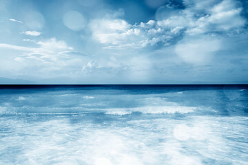 Obraz premium blurred beach and sea waves with bokeh lights, abstract summer background 