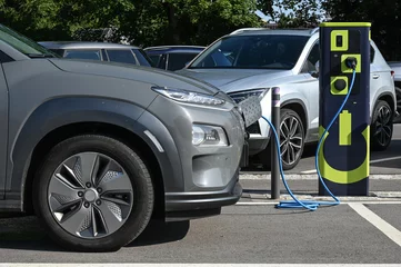 Foto op Plexiglas voiture auto électrique recharge borne batterie environnement © JeanLuc