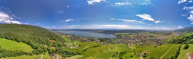 Luftbildaufnahme vom den Städten Neuenstadt und Le Landeron am Bieler See, Schweiz (August 2021)