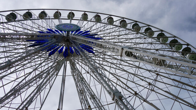 Grande roue sous un ciel orageux
