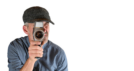 Mann mit Kappe dreht ein Film - Linse im Focus. - Kameramann