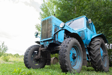 Obraz premium an old blue tractor