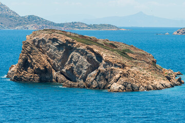 Obraz premium Transparent sea on a stretch of coast in Athens Greece